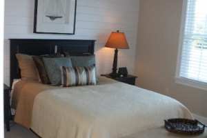 custom-home-middle-bedroom